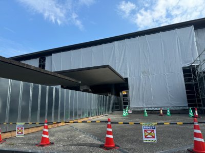 コーンと壁と布